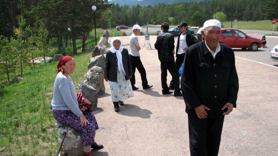 Moderní doba i tradice – mladá a nejstarší generace Kazachů u města Borovoje