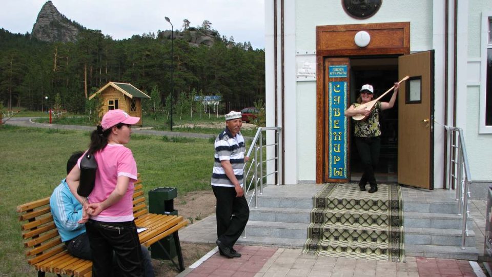 Na Zpívajícím poloostrově se každé léto scházejí kazašští bardi, hrají na kytary a zpívají