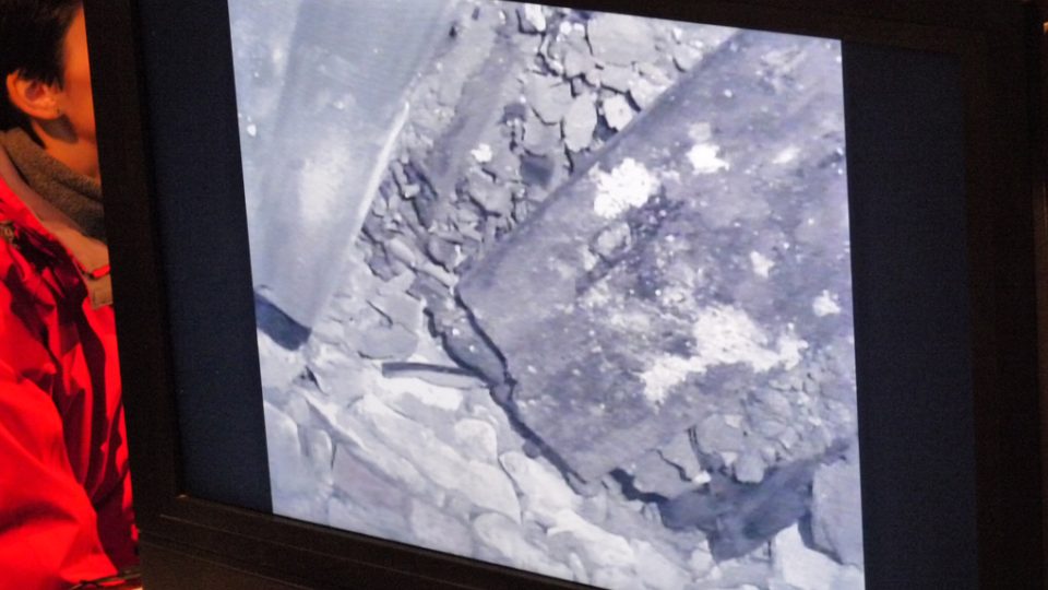 Záběry z kamerové sondy (rakev Tychona a jeho ženy Kirsten)