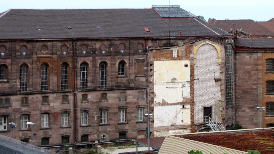 Věznice, kde byli nacističtí zločinci během Norimberského procesu zadržováni, sousedí s budovou soudu