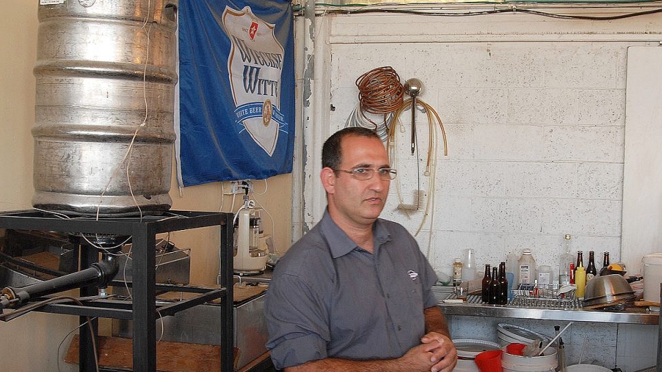 Izraelský „Doktor Pivo“ Gad Deviri ve svém království