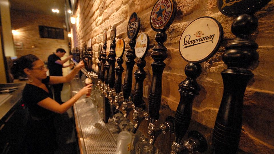V téhle telavivské pivnici se točí padesát druhů piva z celého světa
