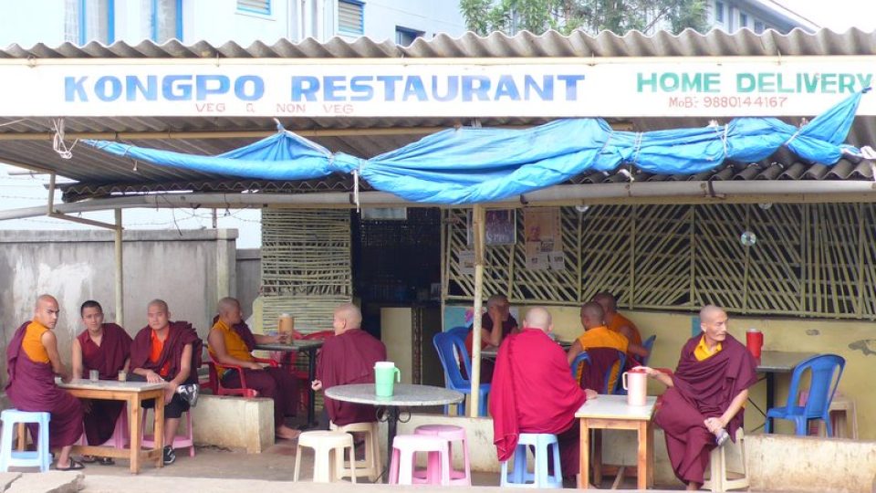 Mniši v restauraci