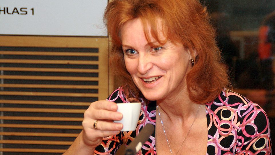 Odbornice na kávu Štěpánka Havrlíková si i ve studiu Radiožurnálu dala šálek kávy