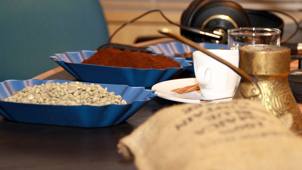 Káva v různých stádiích zpracování, kterou do studia přinesla degustátorka Štěpánka Havrlíková