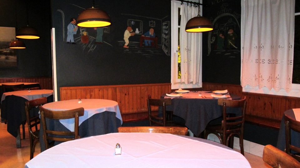 Výjevy z Haškova Dobrého vojáka Švejka v ladovském stylu dokreslují atmosféru restaurace