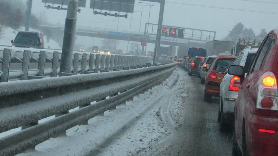 Provoz na Pražském okruhu se zastavil kvůli uzavřenému Lochkovskému tunelu