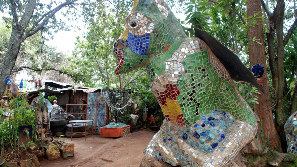 Sklárna v Kitengele je ukryta uprostřed kouzelné zahrady, kterou vybudovala paní Nani vlastníma rukama