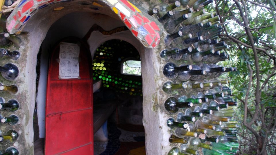 V Kitengele staré lahve nejen taví, ale umějí z nich dokonce postavit dům