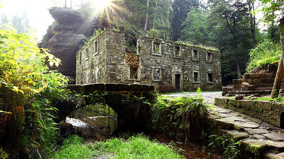 Dolský mlýn stojí u řeky Kamenice už asi 500 let