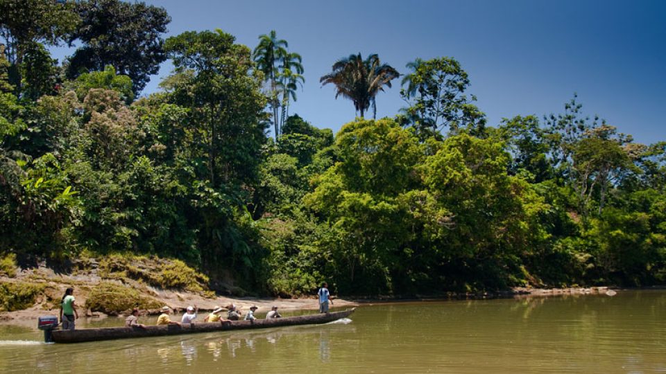 Rio Bobonaza - tento pralesní tok je pro indiány komunity Sarayaku hlavní dopravní tepnou.