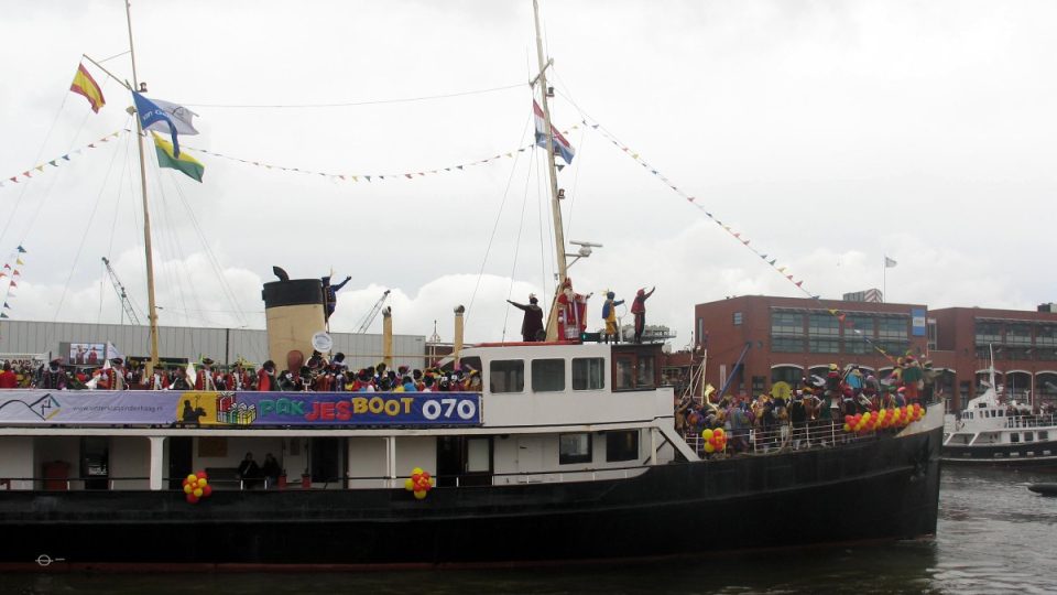 Na slavnostní příjezd Mikuláše a jeho pomocníků do haagského přístavu se těší snad všechny nizozemské děti celý rok