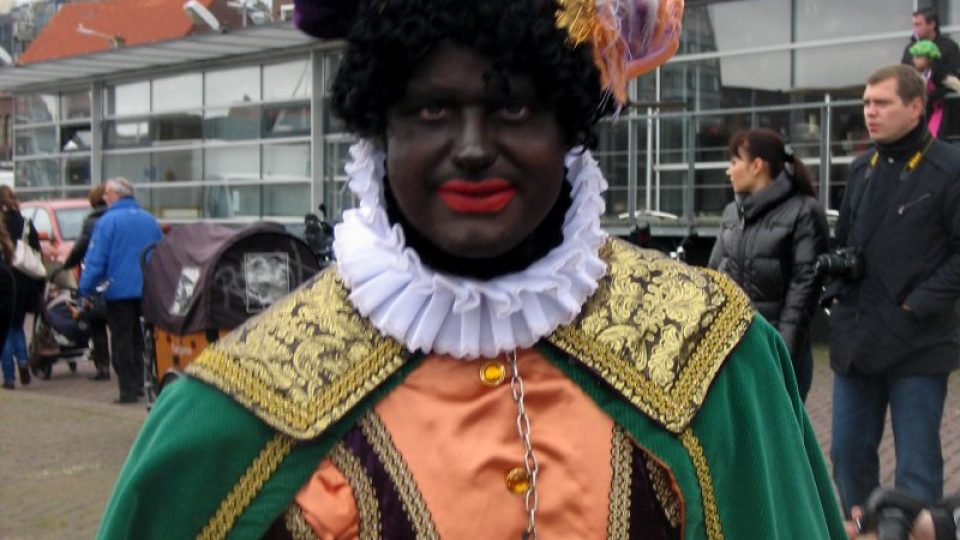 Zwarte Piet neboli Černý Petr se k našemu čertovi rozhodně přirovnat nenechá. Je totiž narozdíl od něj hodný a rozdává dárky