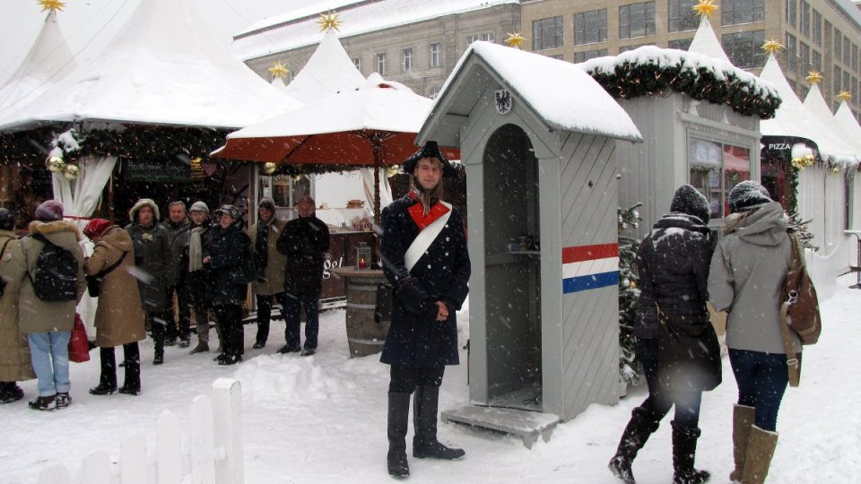Vánoční trh na náměstí Gendarmenmarkt se letos potýkal se sněhovou kalamitou