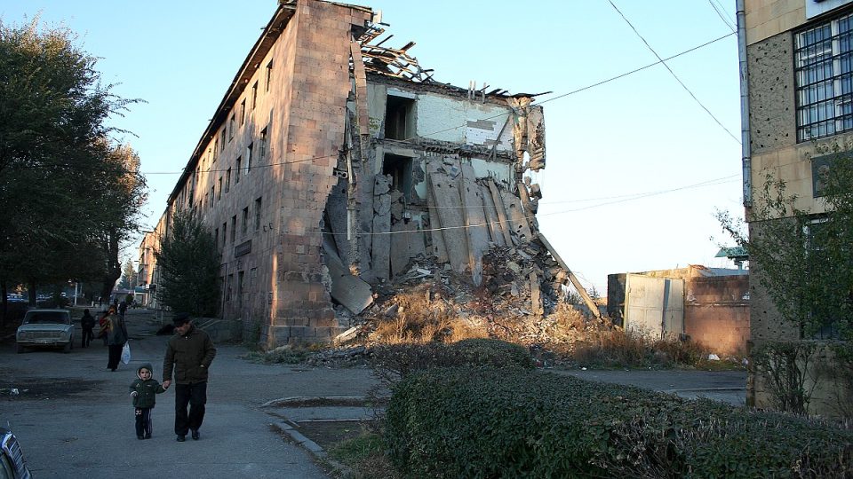 Na tváři města Gyumri se zemětřesení tvrdě podepsalo