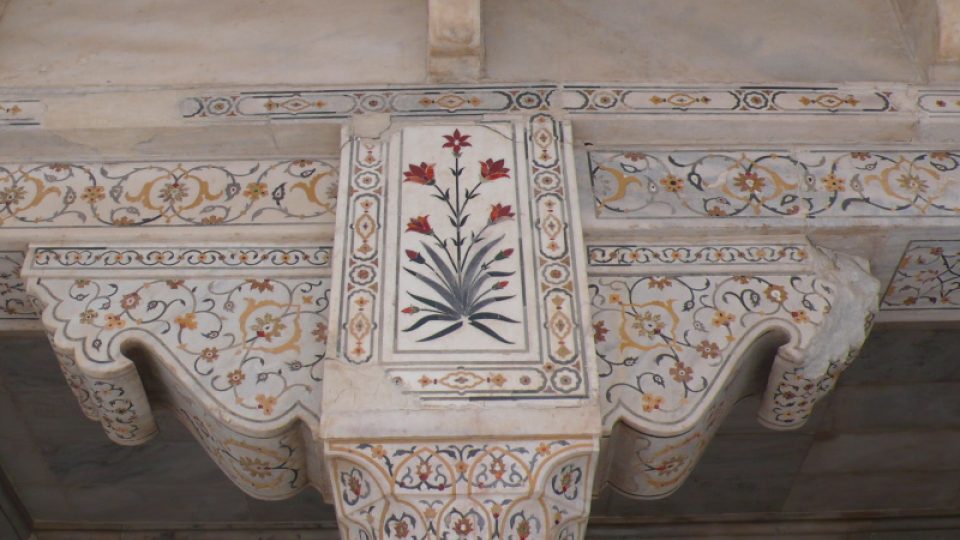 Malovaná výzdoba v bílém mramoru
