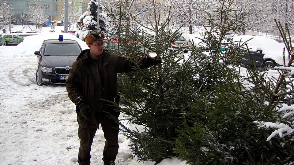 Krkonošští lesníci prodávali vánoční stromky před pražským sídlem ministerstva životního prostředí