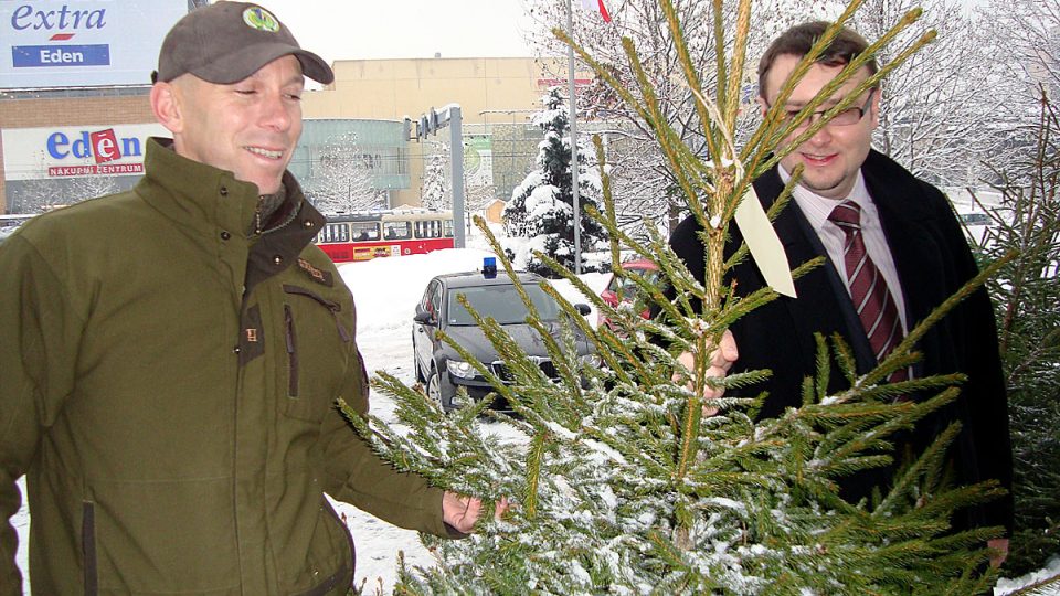 Vánoční stromek z Krkonoš si pořídil i ministr životního prostředí Pavel Drobil (vpravo)