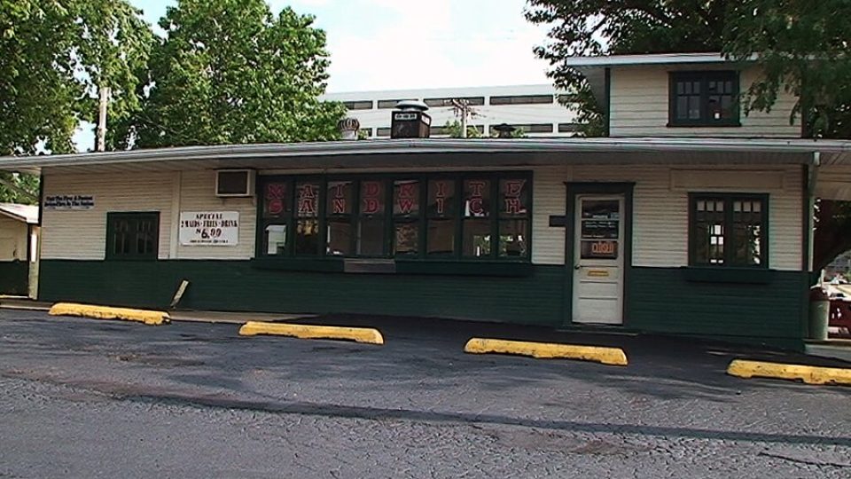 Restaurace Maide-Rite ve Springfieldu v Illinois vypadá sice jako obyčejná dřevěná bouda, je však držitelkou jednoho významného prvenství