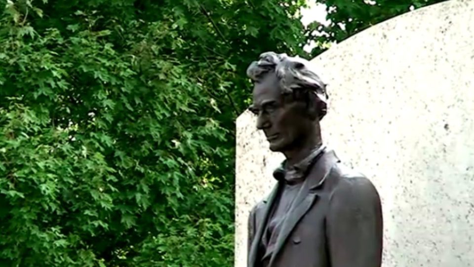 Illinojským zákonodárcem byl i Abraham Lincoln. Ve Springfieldu má také svůj pomník