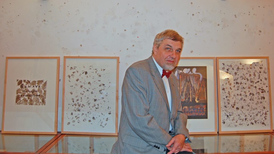 Jiří Hynek Kocman na své výstavě nazvané „Šumavsko-váchalovské interpretace“ v Galerii Ztichlá klika 02209909.jpeg