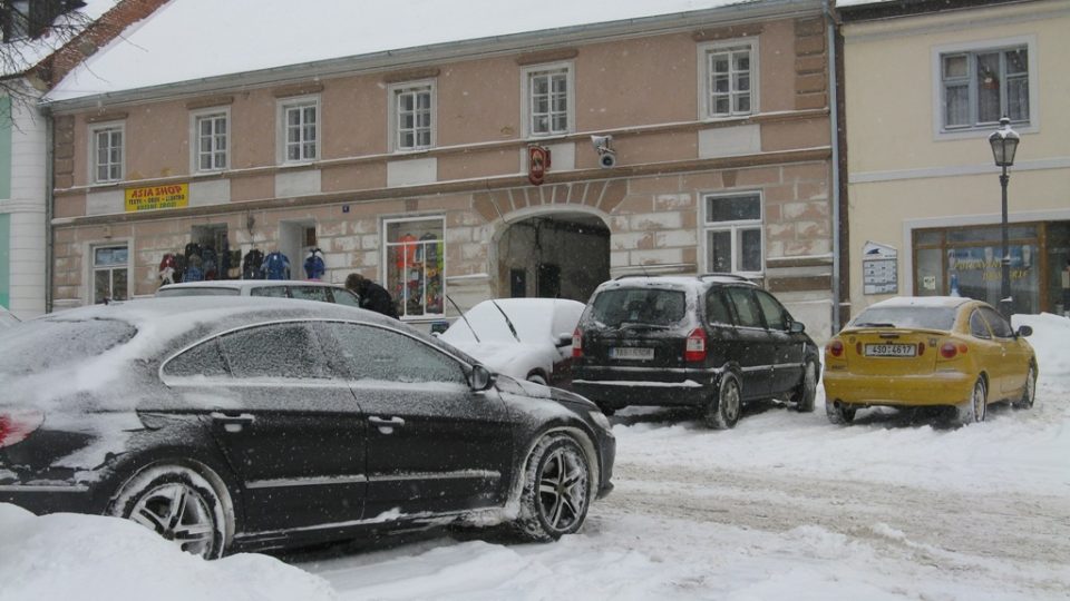 Zima - Nový Knín - kvůli sněhu se nedá kde parkovat