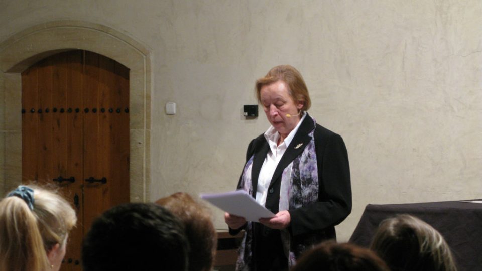 Prof. Marie Bláhová při přednášce v domě U kamenného zvonu v Praze