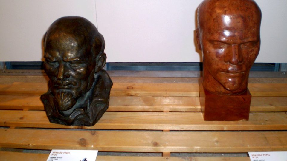 První sovětský vůdce byl také oblíbeným objektem sochařů