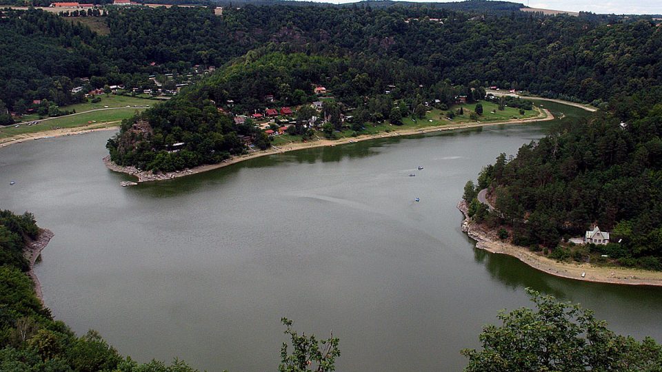 Zátoky Vranovské přehrady u Bítova jsou oblíbenou rekreační oblastí