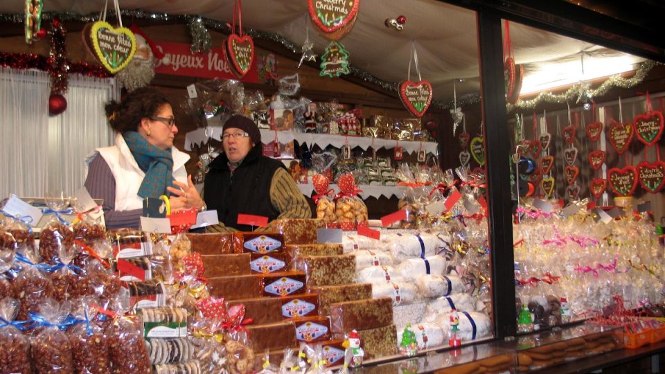 Sladkých dobrot nabízejí prodejci na vánočních trzích bezpočet, jen si vybrat