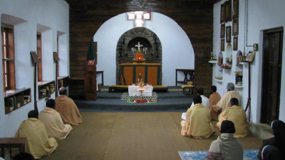 Meditace v mnišské komunitě v jihoindickém státu Kérala