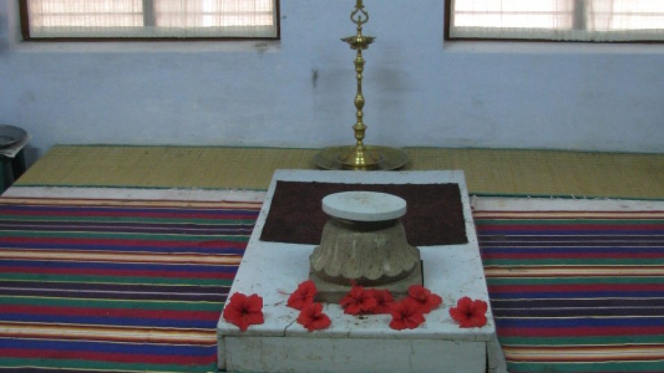 Oltář, na němž se slouží mše po indickém způsobu, tj. v sedě na zemi
