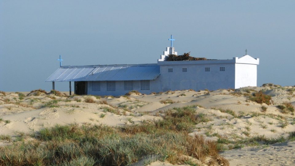 Opuštěný chudý kostelík, ztracený v písečných dunách na břehu Indického oceánu, stát Tamilnádu