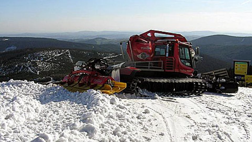 Rolba připravená k úpravě tratí na Horních Mísečkách