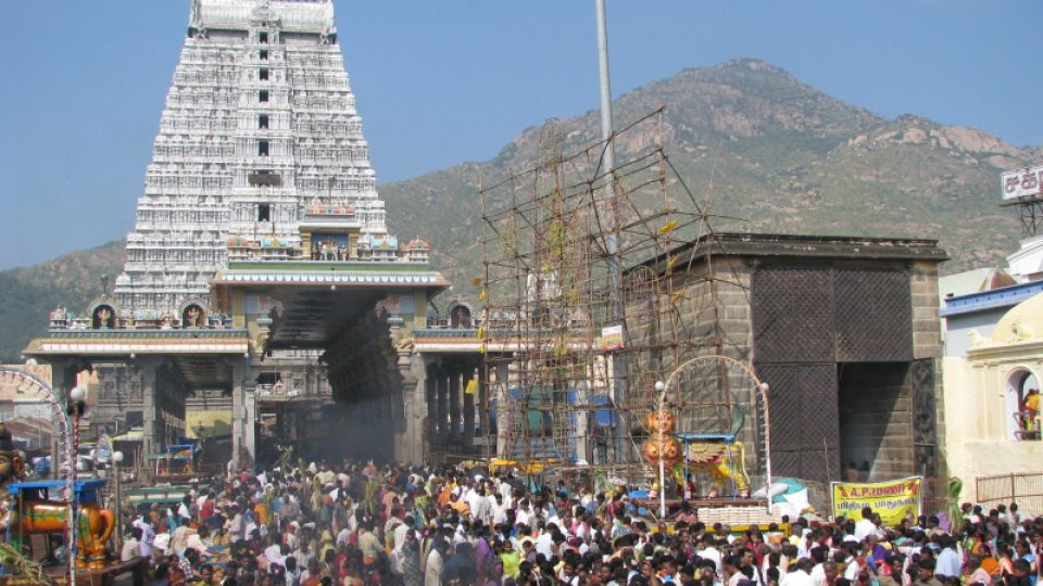 Dav před šivaistickým chrámem během významného svátku - jižní Indie