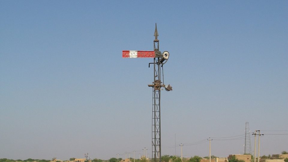 12. V době anglického kolonialismu byla i ve Wad Ben Naga vystavěna železnice 12. V době anglického kolonialismu byla i ve Wad Ben Naga vystavěna železnice