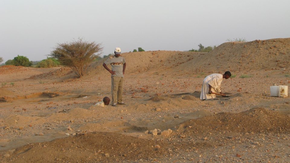 15. Archeologům při výkopech pomáhají místní vesničané