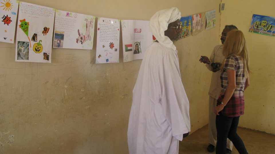 30. České děti poslaly svým súdánským protějškům kromě hraček také dopisy 30. České děti poslaly svým súdánským protějškům kromě hraček také dopisy