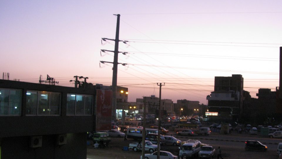 44. Ulice v Chartúmu těsně před setměním 44. Ulice v Chartúmu těsně před setměním