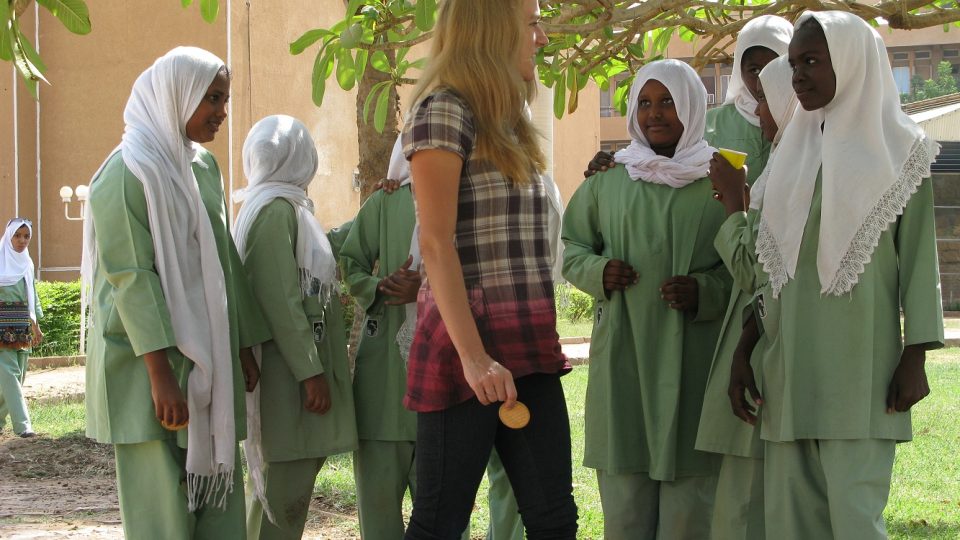 45. Tamara Urválková mezi chartúmskými dívkami ve školních uniformách u súdánského Národního muzea