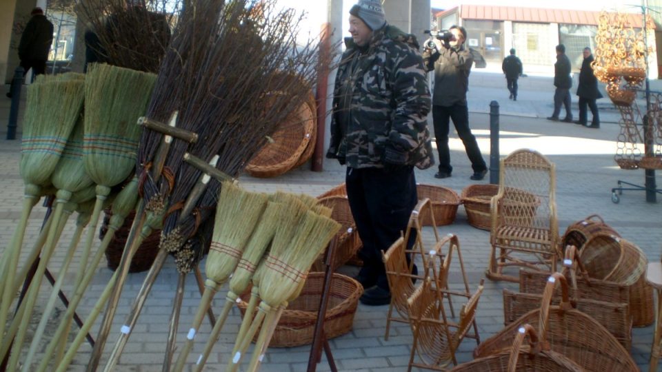 Prodavač košťat a košíků na trhu se raduje z evropského shonu v Gödöllő