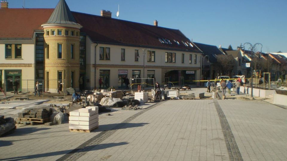 Hlavní náměstí Gödöllő ještě uprostřed pracovního shonu