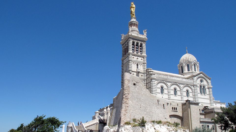 Baziliku Notre Dame de la Garde v neobyzantském stylu zdobí 10metrová pozlacená socha madony