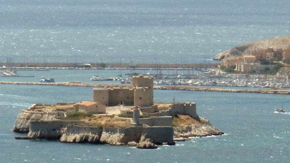 Pevnost na ostrově If asi kilometr od Marseille patří k oblíbeným cílům turistů