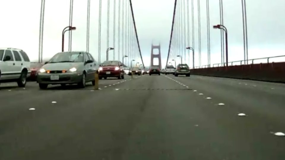 Během dvoukilometrové jízdy po mostě Golden Gate si při dobré viditelnosti můžete vychutnat neopakovatelné výhledy na město a záliv