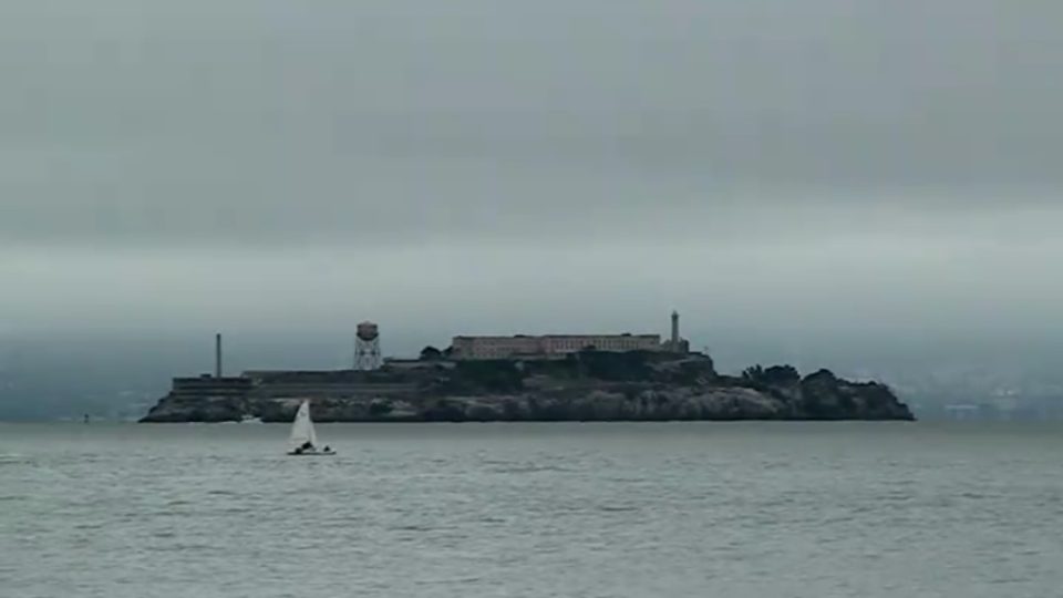 Na Alcatrazu nenajdete jen věznici, ale i zbytky původního vojenského opevnění. Ostrov je také útočištěm kolonií mořských ptáků