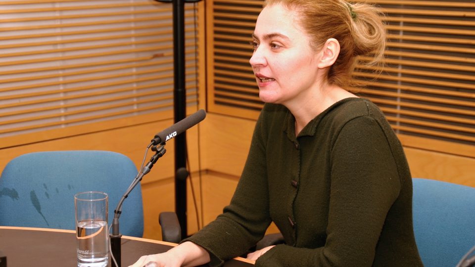 Lucie Seifertová během rozhovoru ve studiu Radiožurnálu