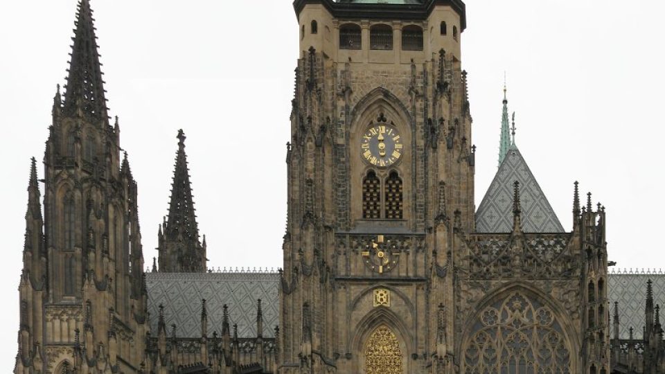 Pouze jižní průčelí katedrály si může návštěvník Pražského hradu prohlédnout z dostatečného odstupu
