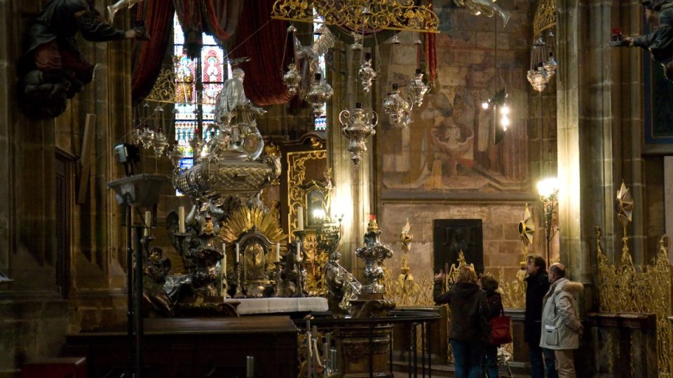 Barokní náhrobek svatého Jana Nepomuckéhov katedrále svatého Víta nelze přehlédnout. Je totiž celý ze stříbra