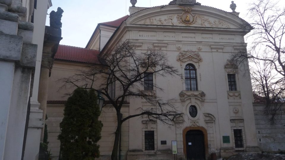 Strahovský klášter byl po roce 1990 navrácen řádu premonstrátů. Jeho součástí je také slavná Strahovská knihovna nebo obrazárna